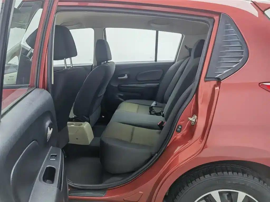 Venucia R50 2013 1.6L Automatic Fashion Edition — миниатюра 15