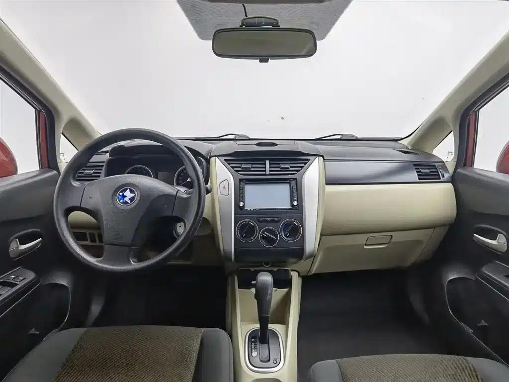 Venucia R50 2013 1.6L Automatic Fashion Edition — миниатюра 5
