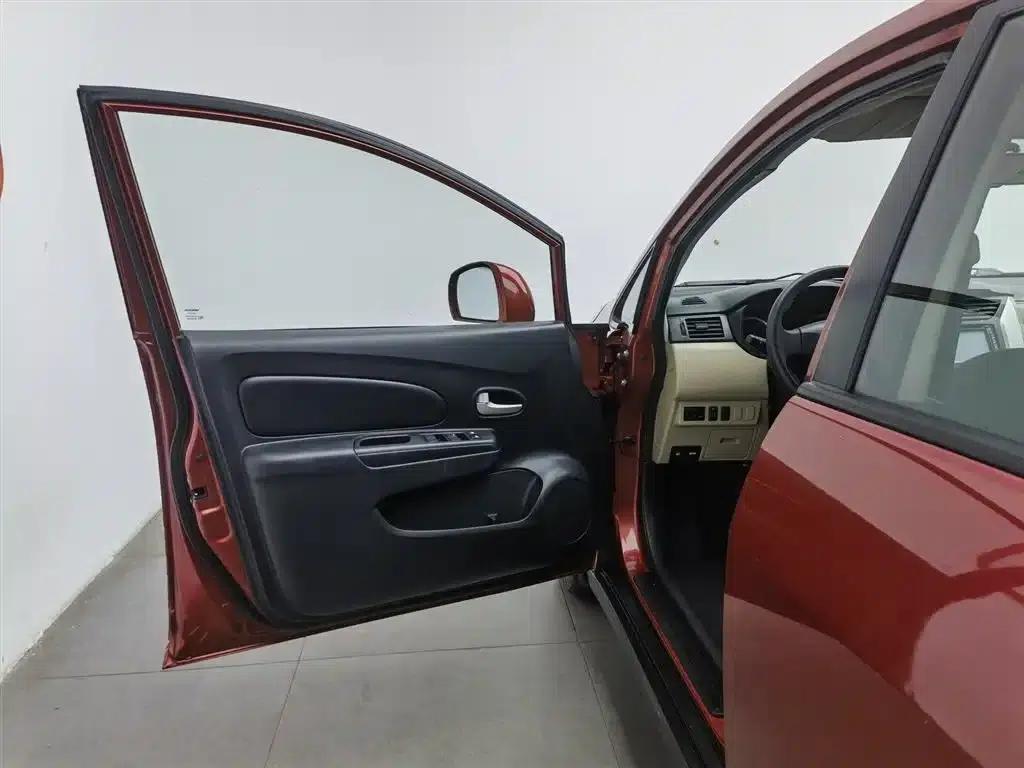 Venucia R50 2013 1.6L Automatic Fashion Edition — миниатюра 8