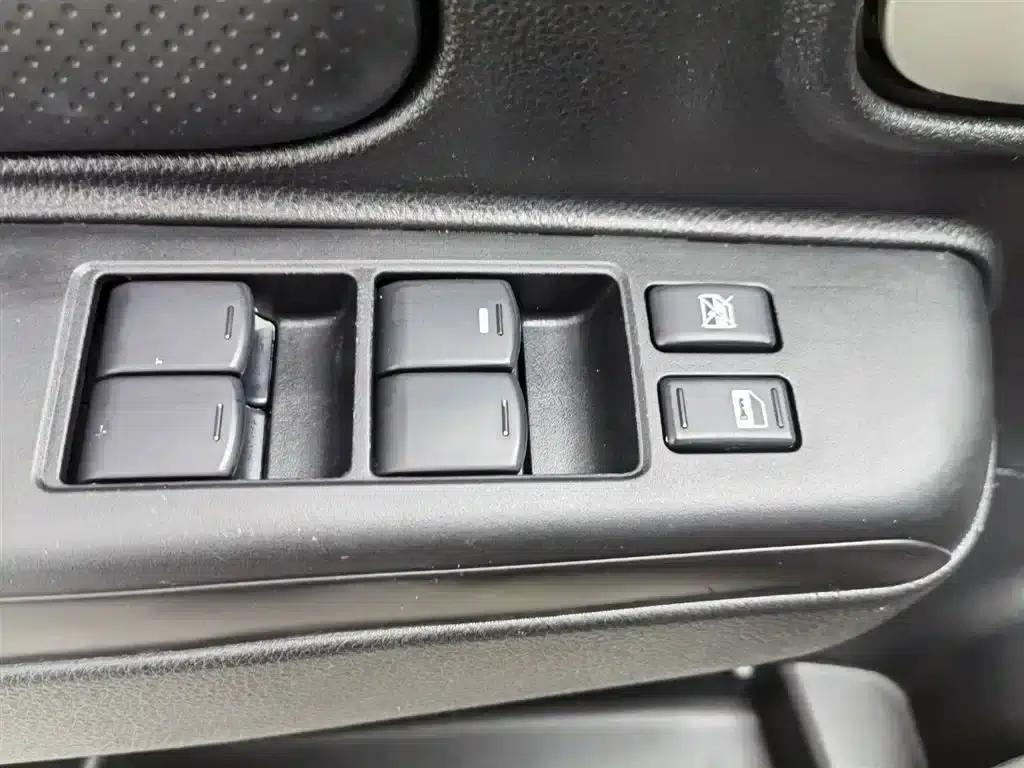 Venucia R50 2013 1.6L Automatic Fashion Edition — миниатюра 9