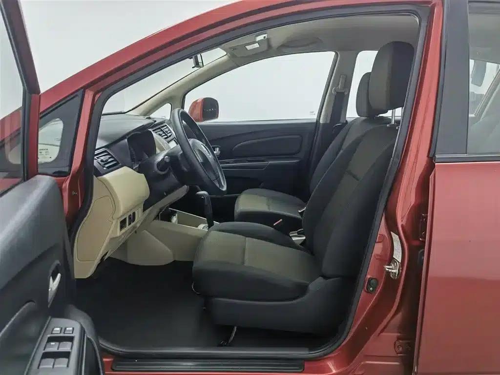 Venucia R50 2013 1.6L Automatic Fashion Edition — миниатюра 10