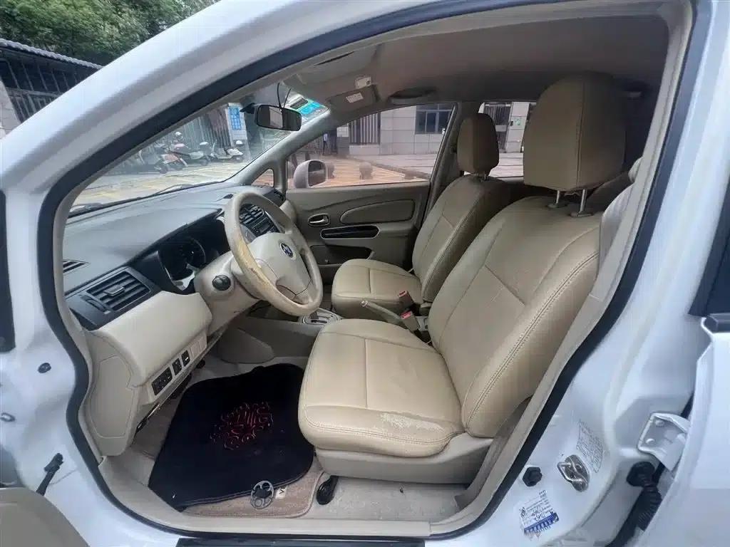 Venucia D50 2015 1.6L Automatic Fashion Edition — миниатюра 5