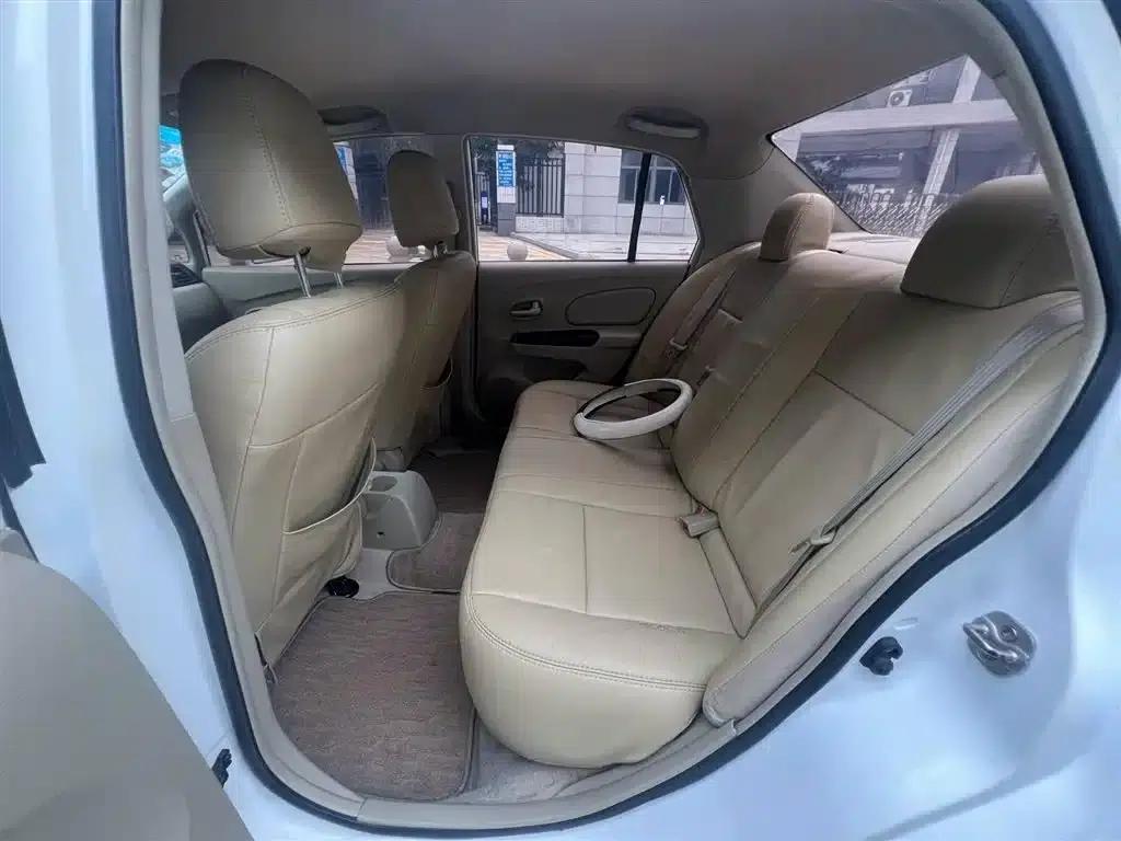Venucia D50 2015 1.6L Automatic Fashion Edition — миниатюра 6