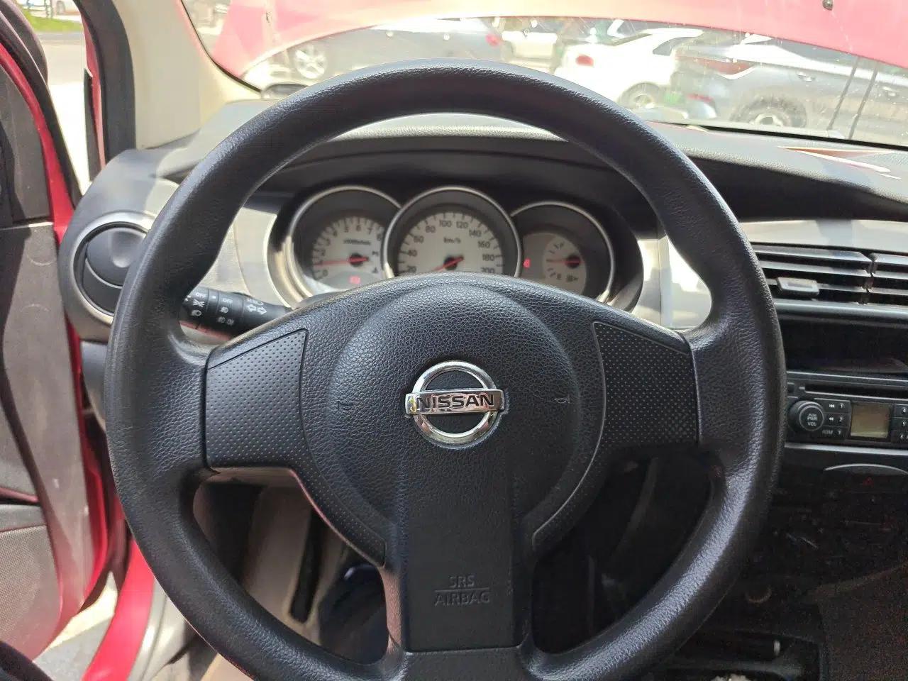 Nissan Livina 2010 Jingyue Edition 1.6L Manual All-Around Model — миниатюра 11