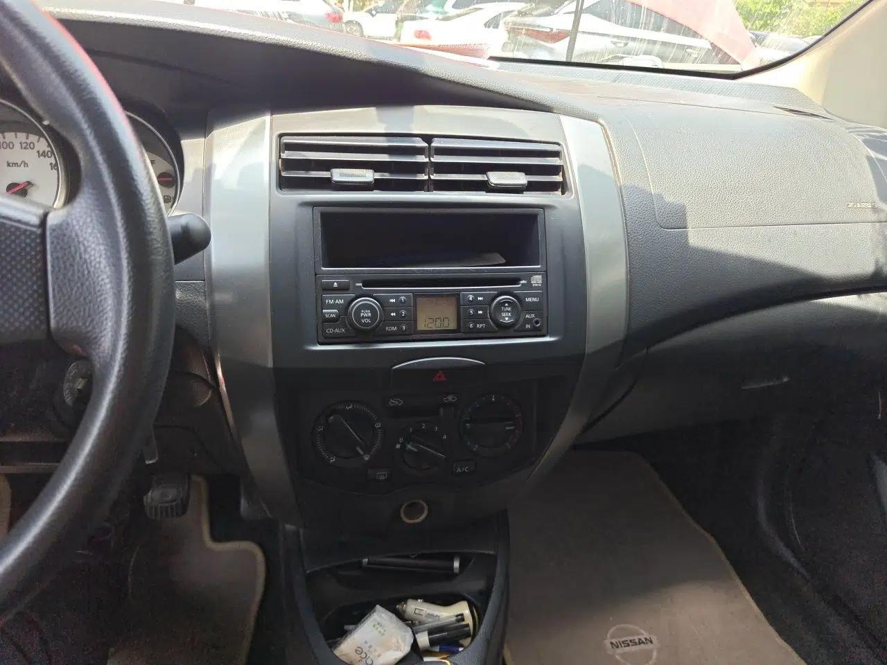 Nissan Livina 2010 Jingyue Edition 1.6L Manual All-Around Model — миниатюра 14