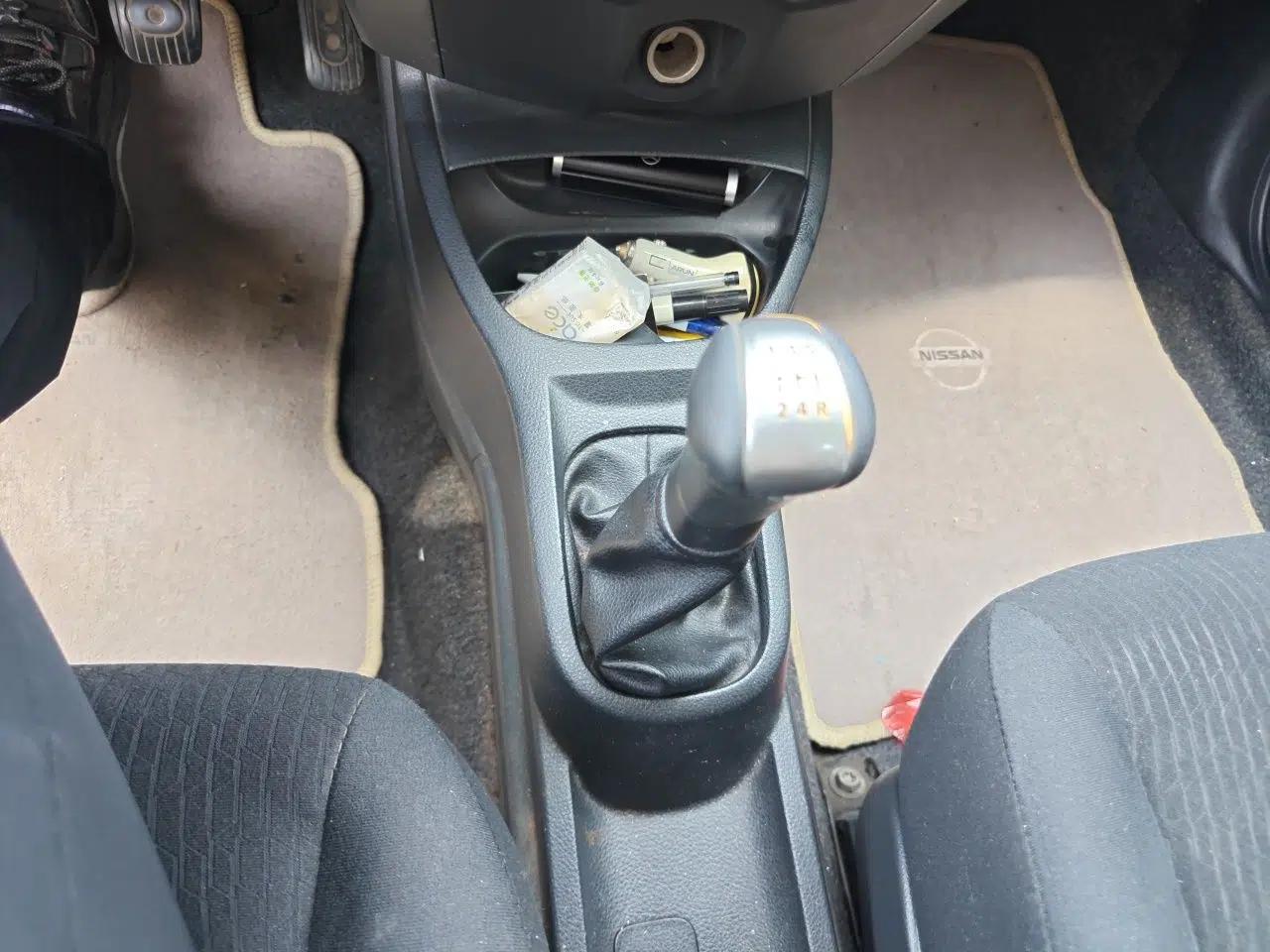 Nissan Livina 2010 Jingyue Edition 1.6L Manual All-Around Model — миниатюра 15
