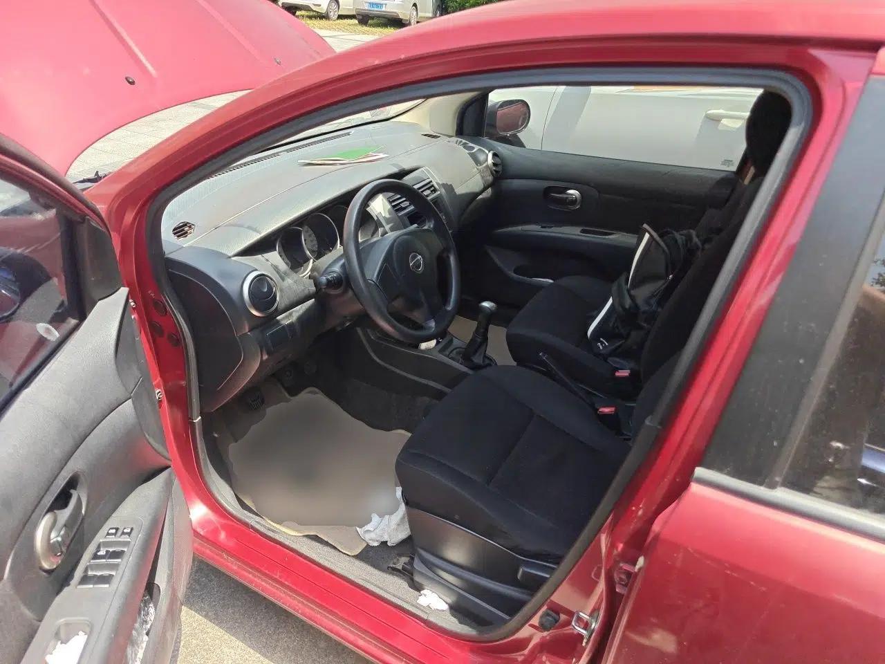 Nissan Livina 2010 Jingyue Edition 1.6L Manual All-Around Model — миниатюра 17