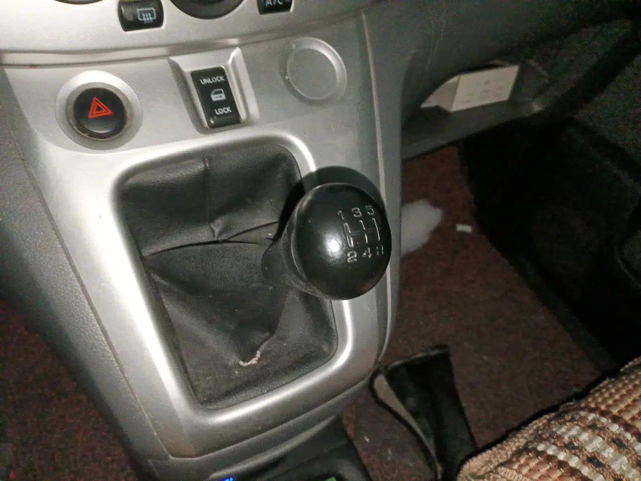 Nissan NV200 2012 1.6L 232 Seats Luxury Version — миниатюра 15