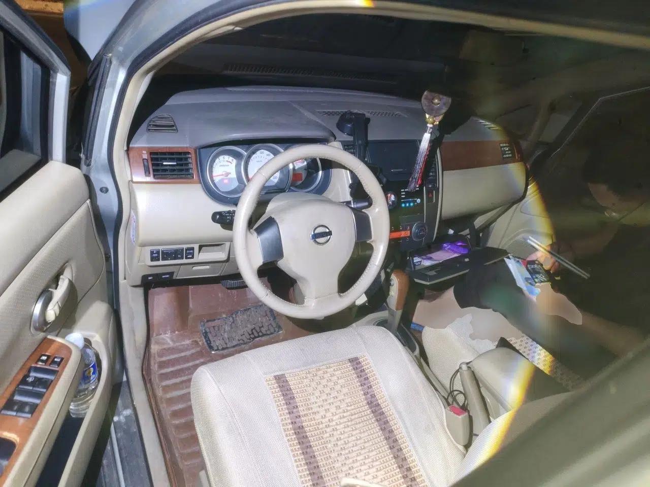 Nissan Tiida Sedan 2009 1.6L Automatic Tech Edition — миниатюра 11