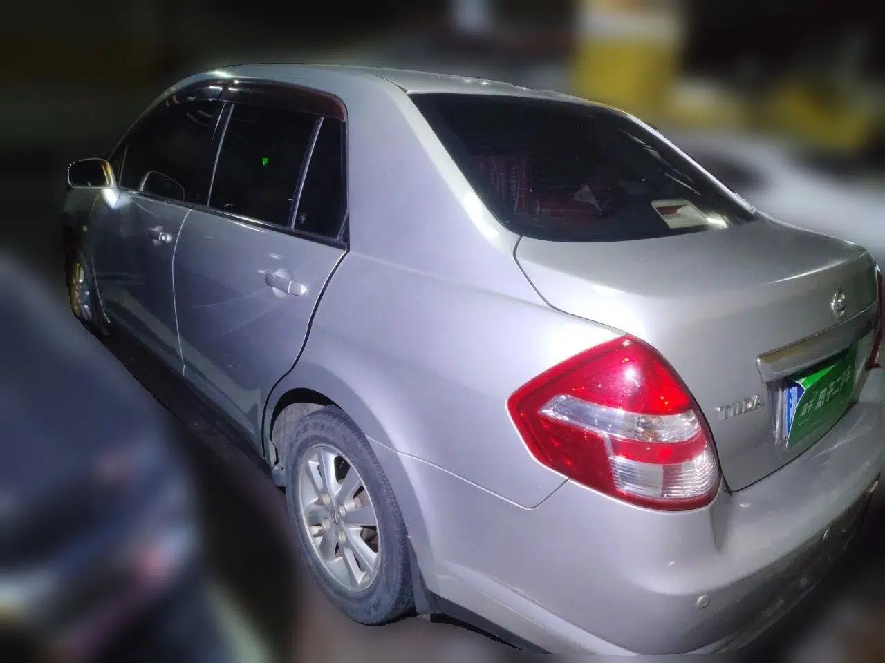 Nissan Tiida Sedan 2009 1.6L Automatic Tech Edition — миниатюра 4