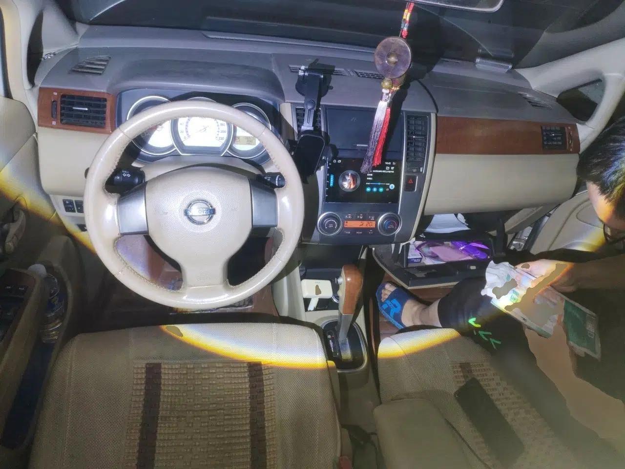 Nissan Tiida Sedan 2009 1.6L Automatic Tech Edition — миниатюра 10