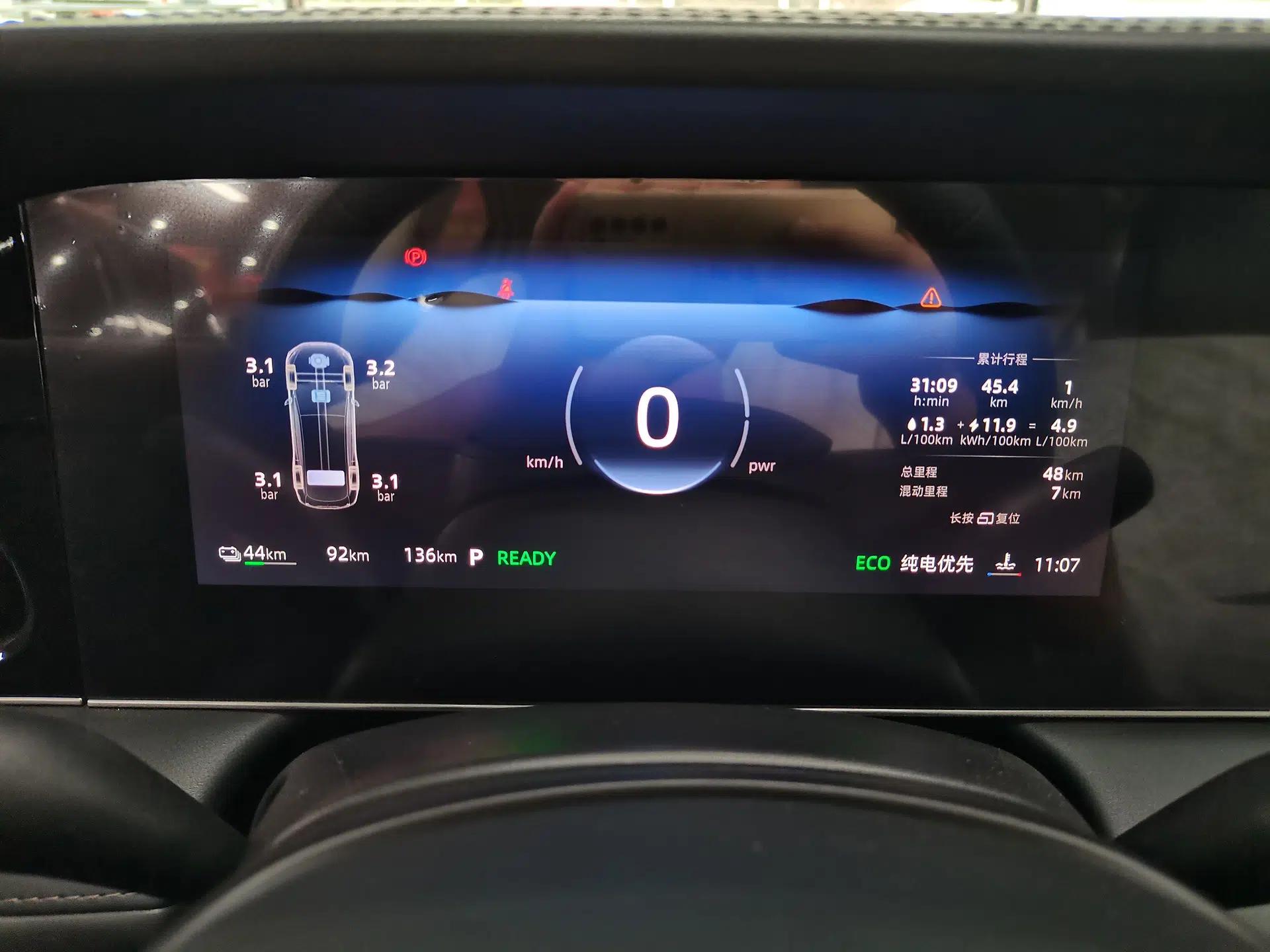 Roewe D7 2025 DMH 125km World Champion Edition — миниатюра 15