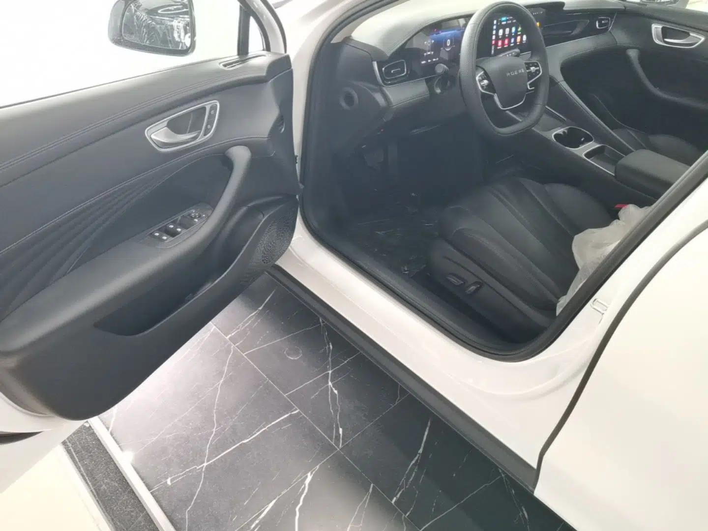 Roewe D7 2025 DMH 125km World Champion Edition — миниатюра 19