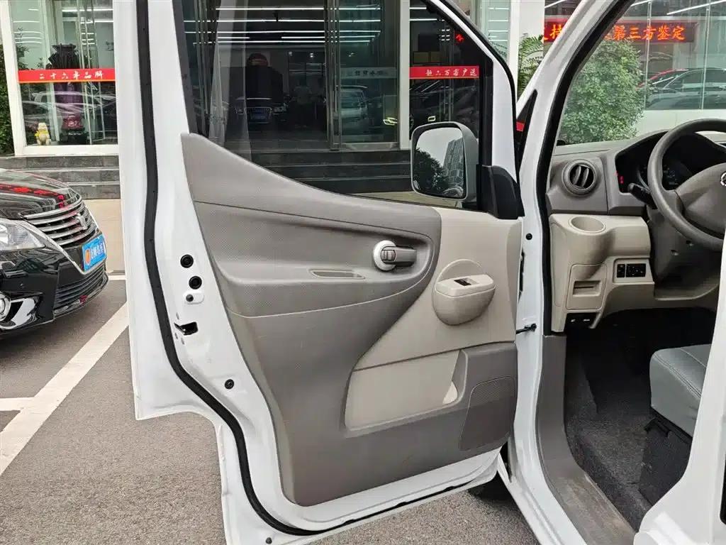 Nissan NV200 2018 1.6L CVT Luxury — миниатюра 13