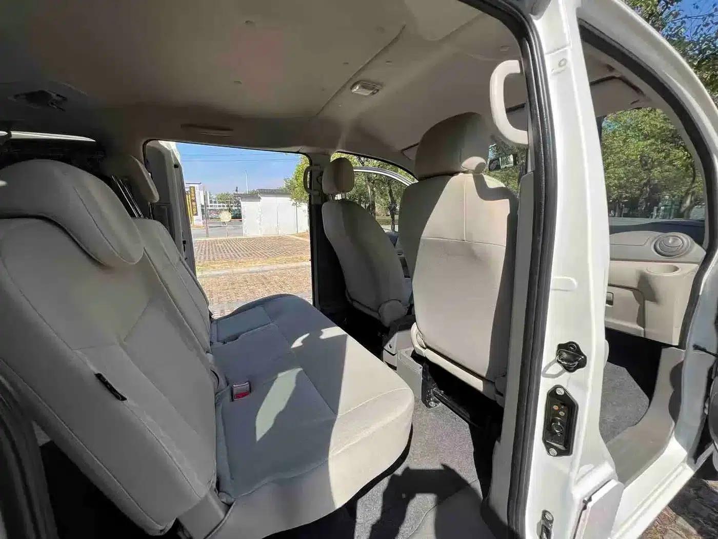 Nissan NV200 2018 1.6L CVT Luxury — миниатюра 14