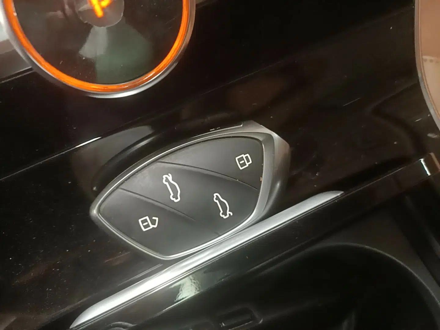 Roewe MARVEL X 2018 All-Wheel-Drive Model — миниатюра 12