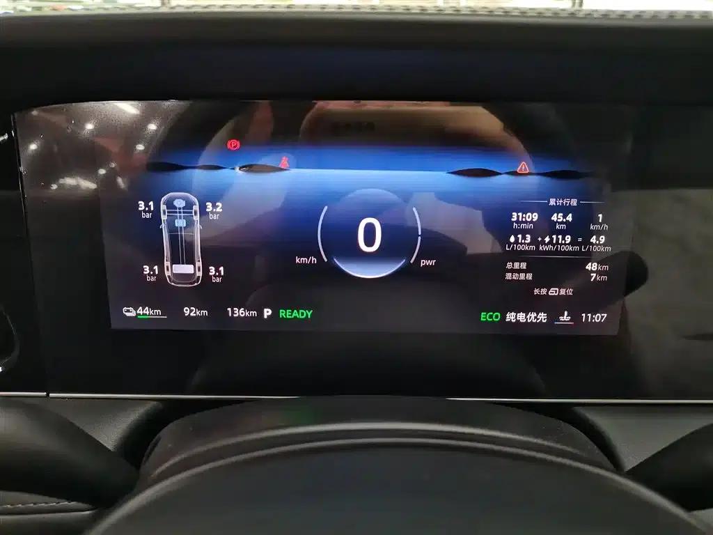 Roewe D7 2025 DMH 125km World Champion Edition — миниатюра 12
