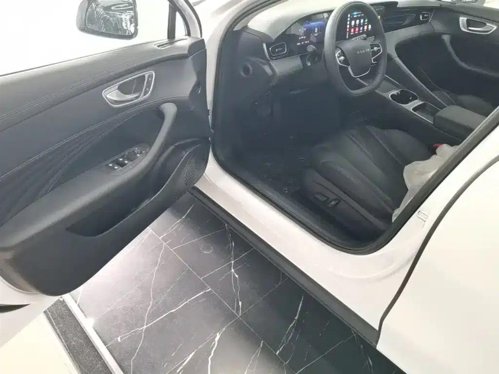 Roewe D7 2025 DMH 125km World Champion Edition — миниатюра 16