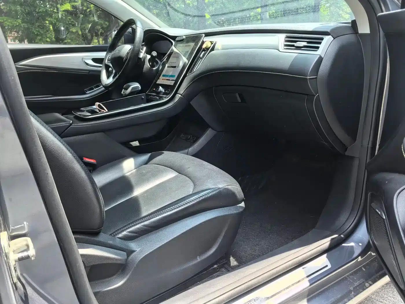 Roewe i6 MAX 2020 300TGI Automatic Cool Panoramic Sunroof Edition — миниатюра 4