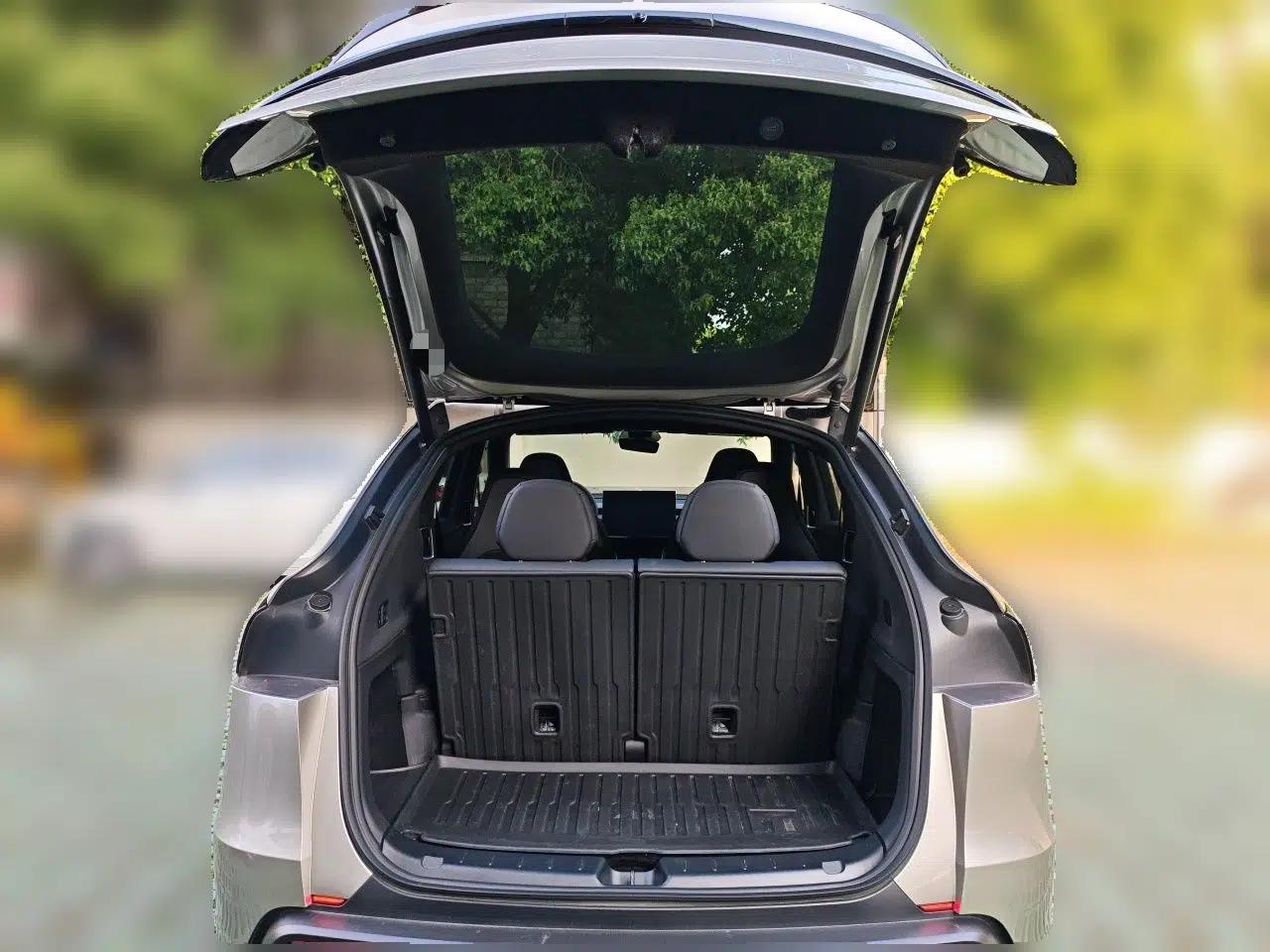 Tesla Model Y L 2025 Model Long-Range All-Wheel-Drive Version — миниатюра 20