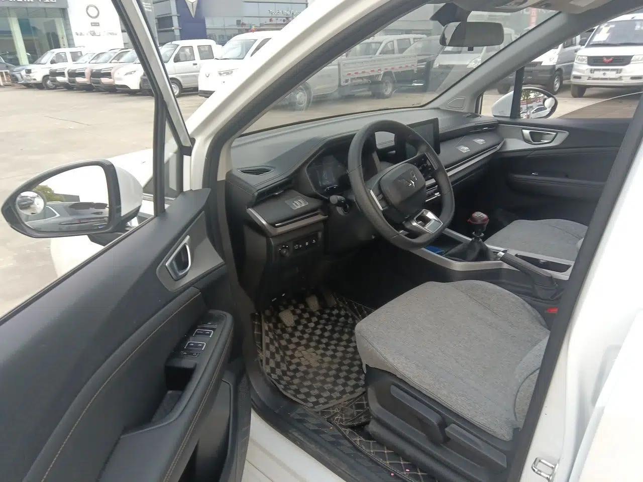 Wuling Jiachen 2022 1.5L Manual Comfort Edition — миниатюра 17