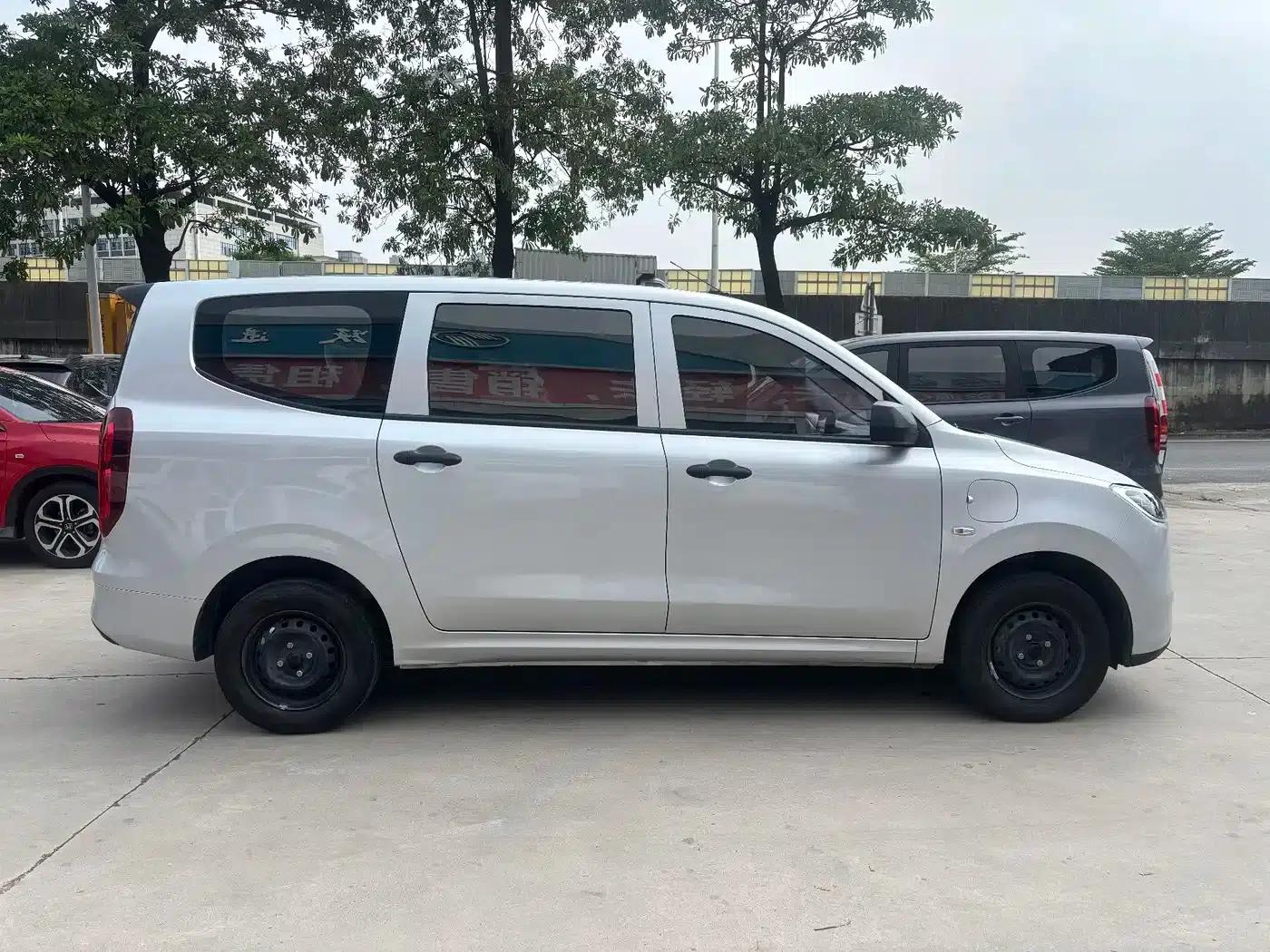 Wuling Hongguang New Energy 2024 Pure Electric Version 300KM Standard Edition — миниатюра 4