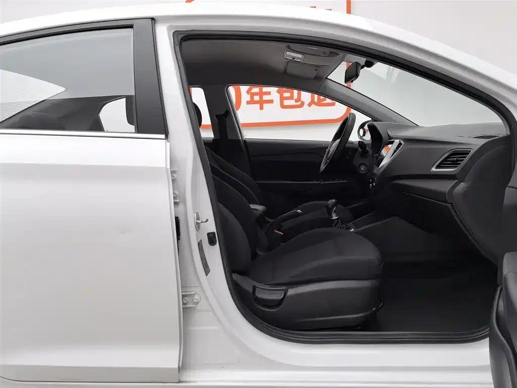 2020 Hyundai Verna 1.4L Manual GLS Cool Edition — миниатюра 23