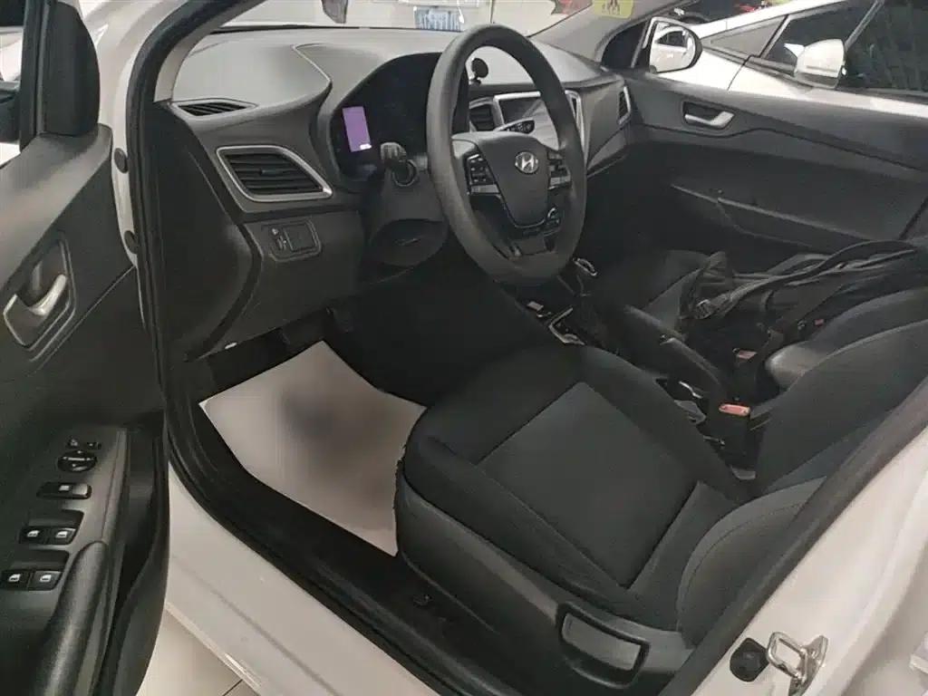 2016 Hyundai Verna 1.4L Automatic GLS (Cool Edition) — миниатюра 16