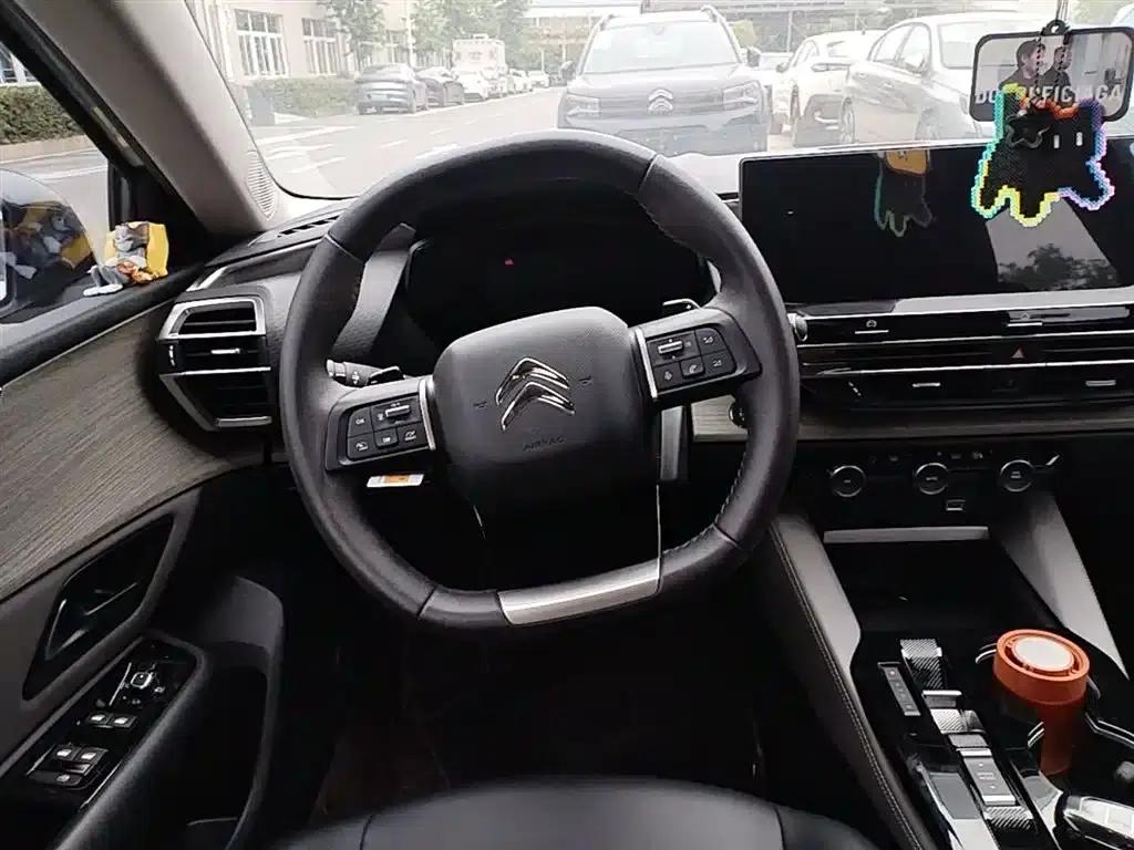 The 2021 Versailles C5 X 1.6T: An Extraordinary Force — миниатюра 11