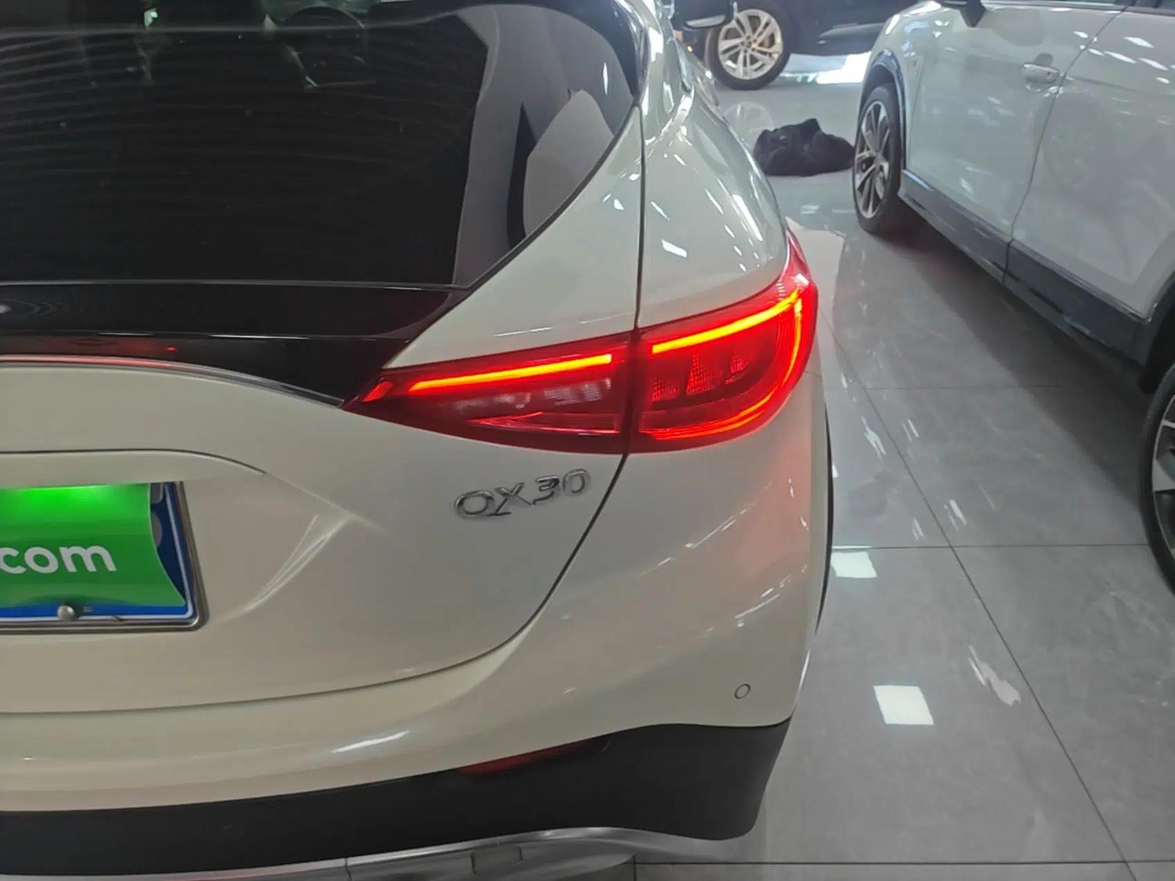 Infiniti QX30 2017 1.6T Two-Wheel Drive Fashion Edition — миниатюра 3
