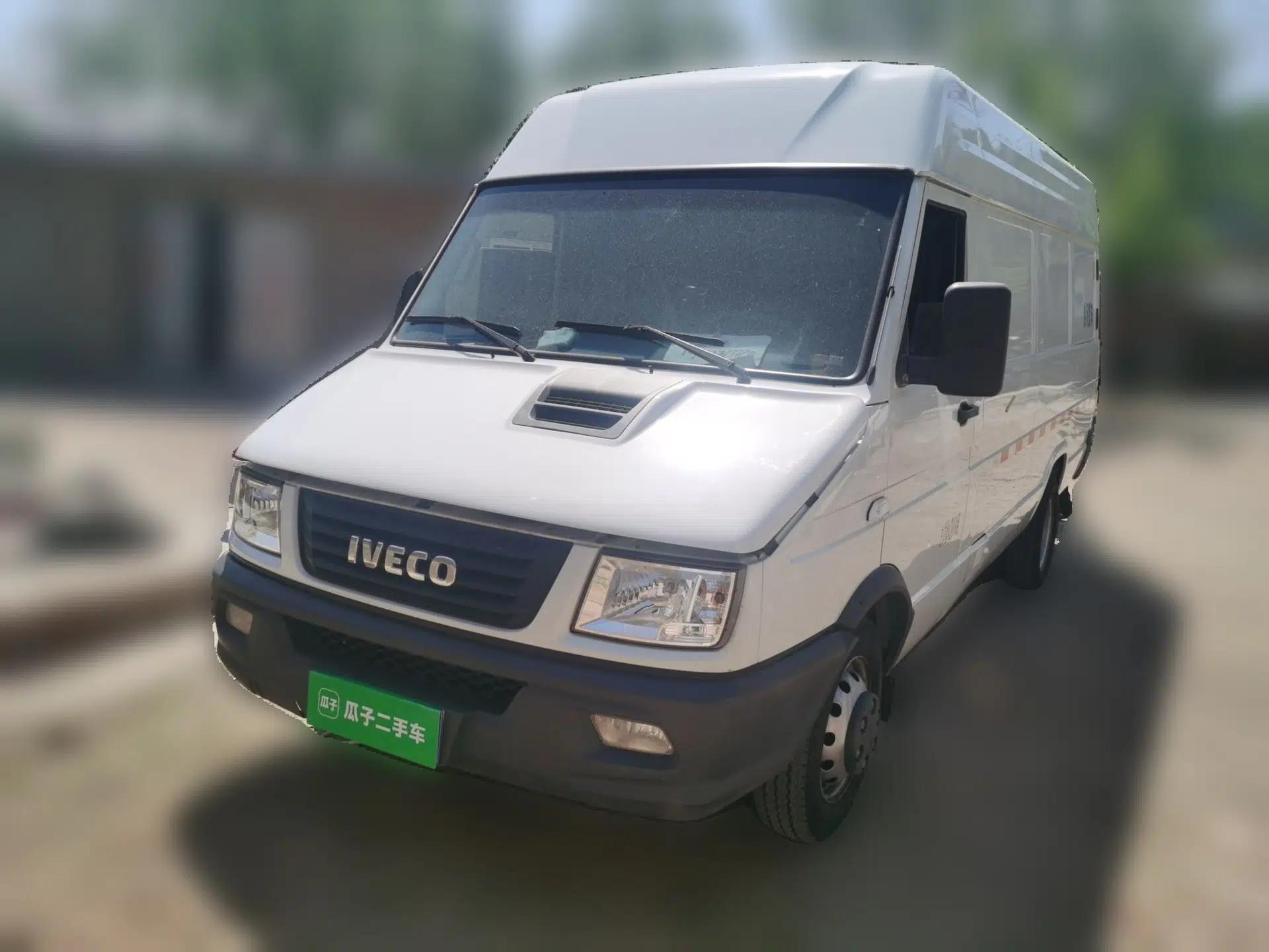 Iveco Daily 2021 2.8T V40 VAN厢式 Cargo Van 3-Seater Long Wheelbase Mid-Roof Design Dual Tires Manual Door — миниатюра 1