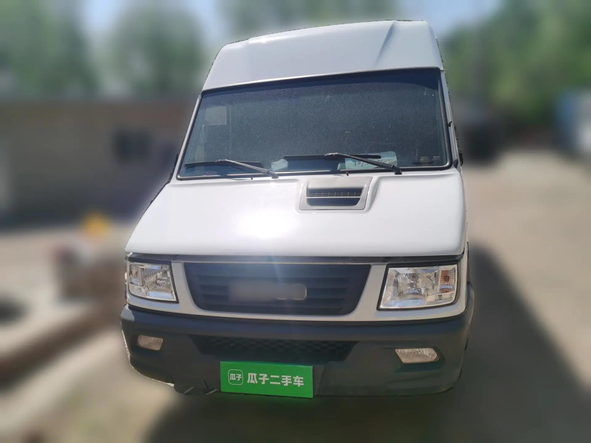 Iveco Daily 2021 2.8T V40 VAN厢式 Cargo Van 3-Seater Long Wheelbase Mid-Roof Design Dual Tires Manual Door — миниатюра 2