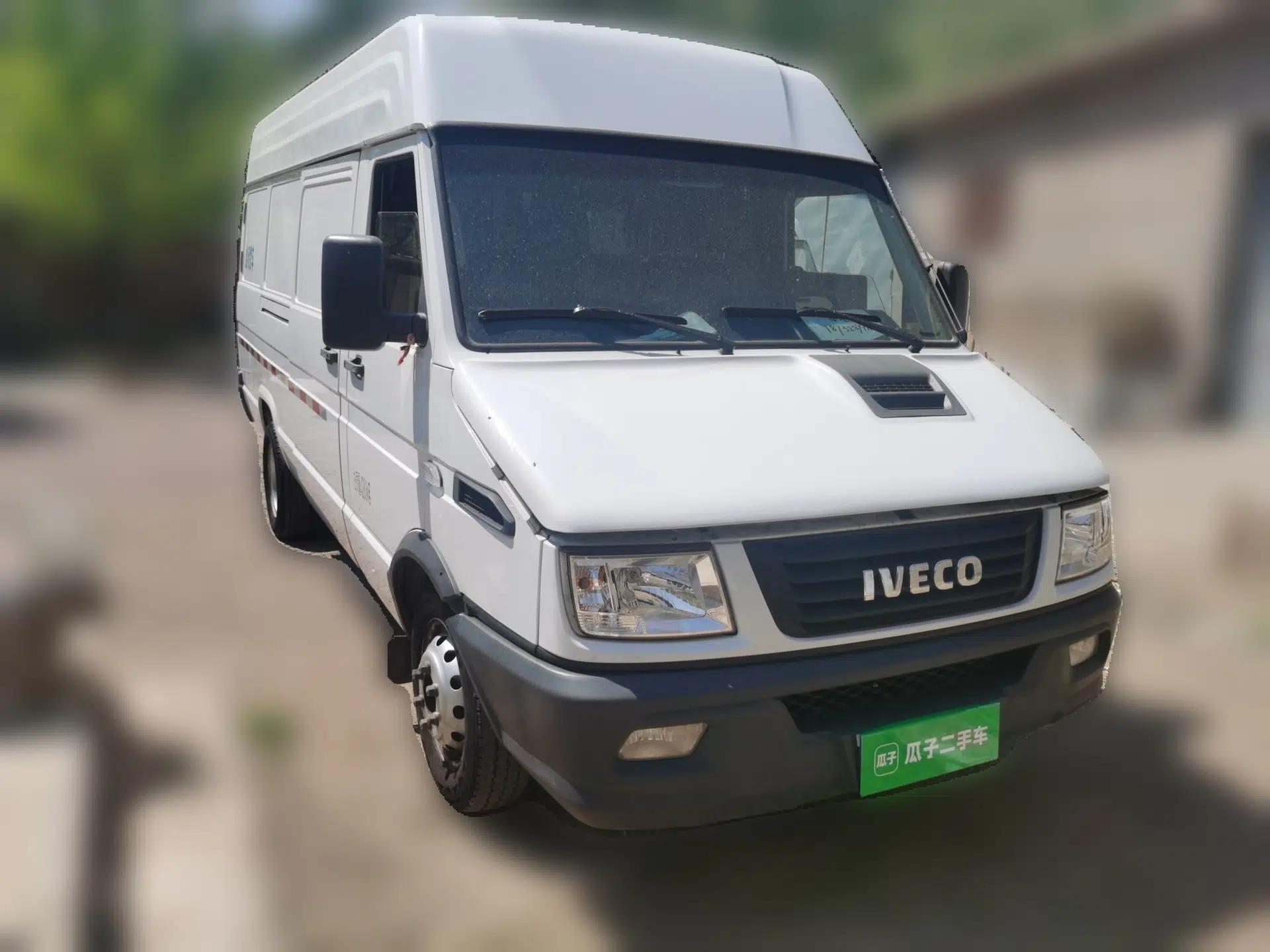Iveco Daily 2021 2.8T V40 VAN厢式 Cargo Van 3-Seater Long Wheelbase Mid-Roof Design Dual Tires Manual Door — миниатюра 3