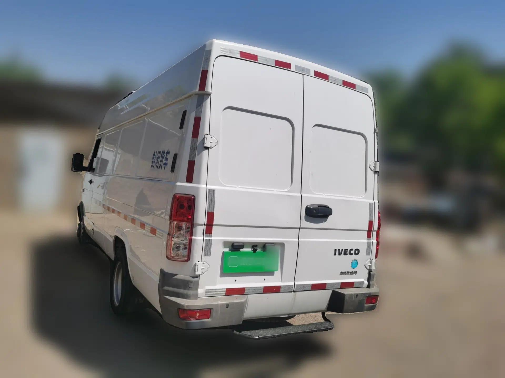 Iveco Daily 2021 2.8T V40 VAN厢式 Cargo Van 3-Seater Long Wheelbase Mid-Roof Design Dual Tires Manual Door — миниатюра 4