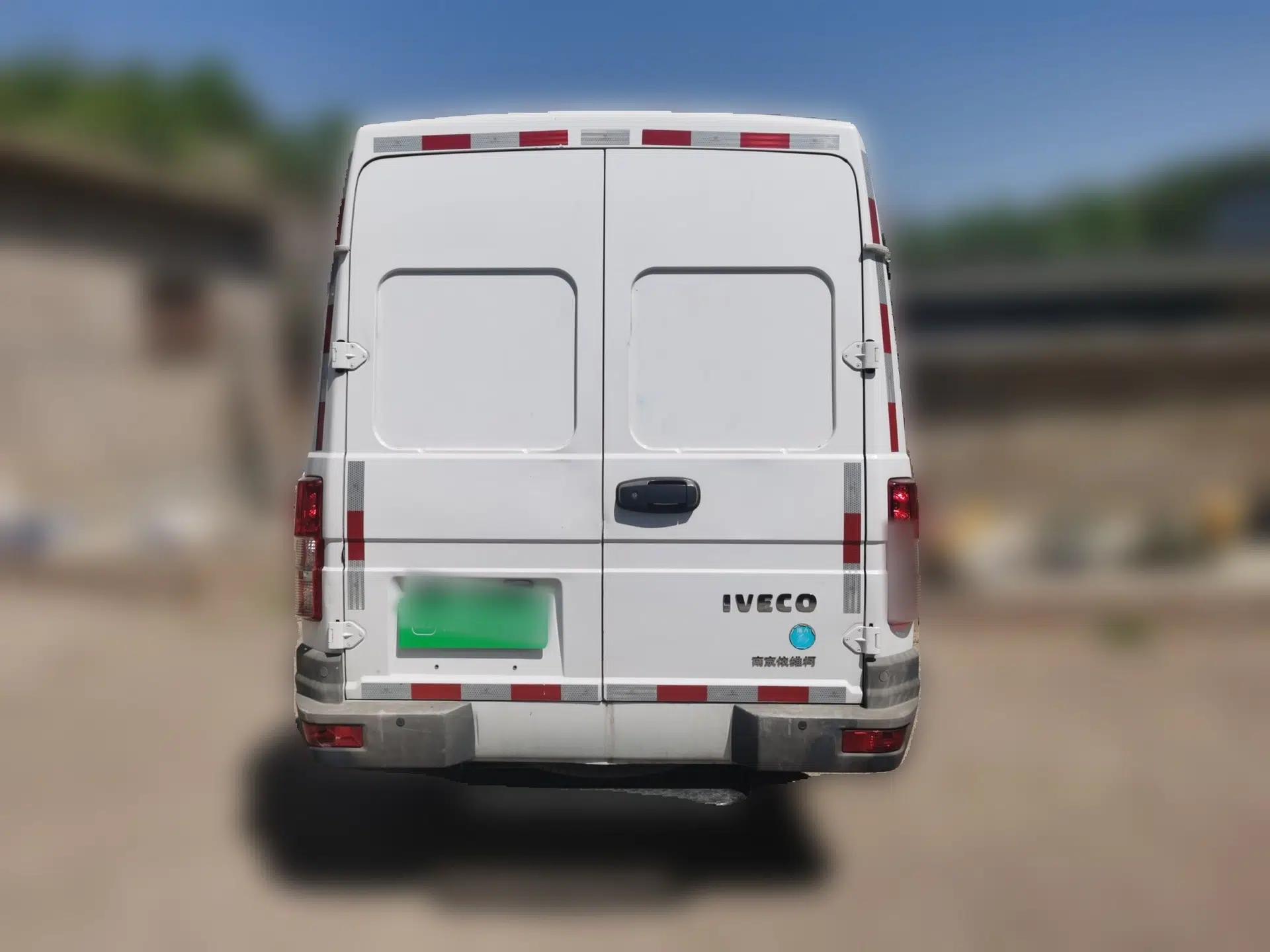 Iveco Daily 2021 2.8T V40 VAN厢式 Cargo Van 3-Seater Long Wheelbase Mid-Roof Design Dual Tires Manual Door — миниатюра 5