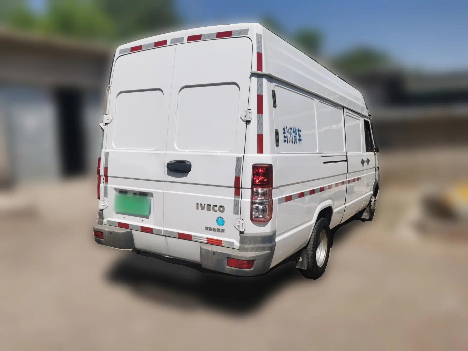 Iveco Daily 2021 2.8T V40 VAN厢式 Cargo Van 3-Seater Long Wheelbase Mid-Roof Design Dual Tires Manual Door — миниатюра 6