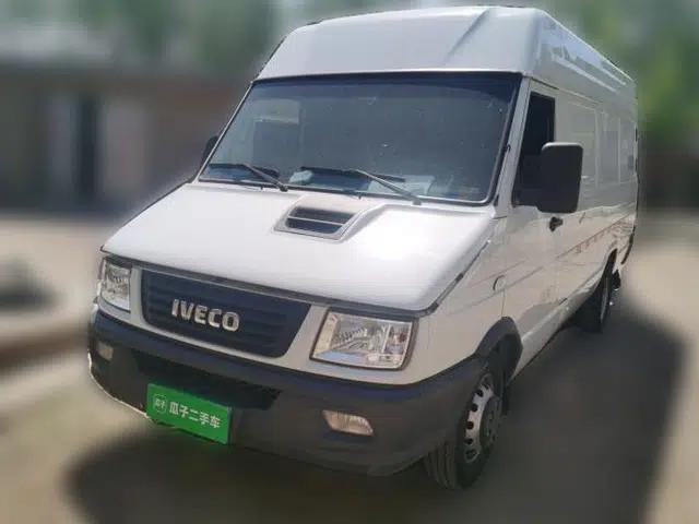 Iveco Daily 2021 2.8T V40 VAN厢式 Cargo Van 3-Seater Long Wheelbase Mid-Roof Design Dual Tires Manual Door
