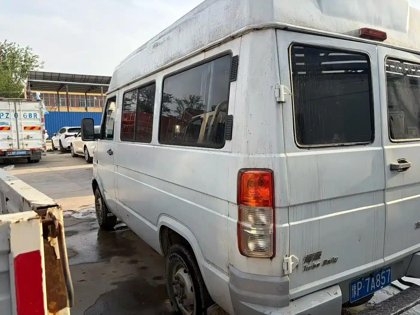 Iveco DeYi 2009 Model 2.5T-A35 7-Seater — миниатюра 6