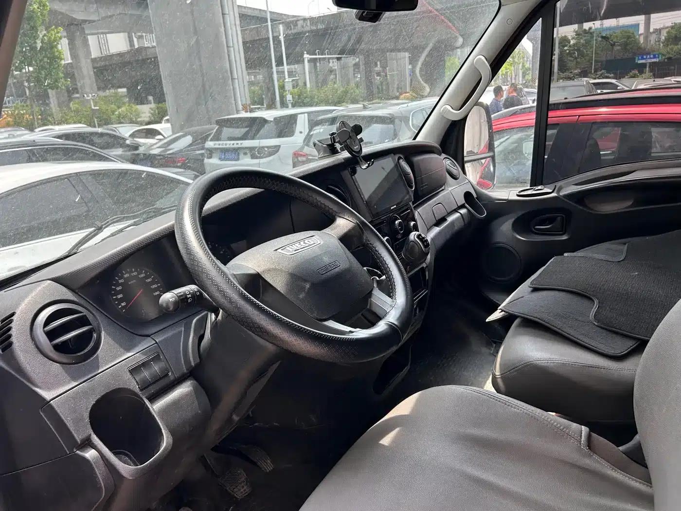 Iveco Daily 2020 2.3T Manual Super Short Wheelbase Low Roof High Power F1A — миниатюра 5