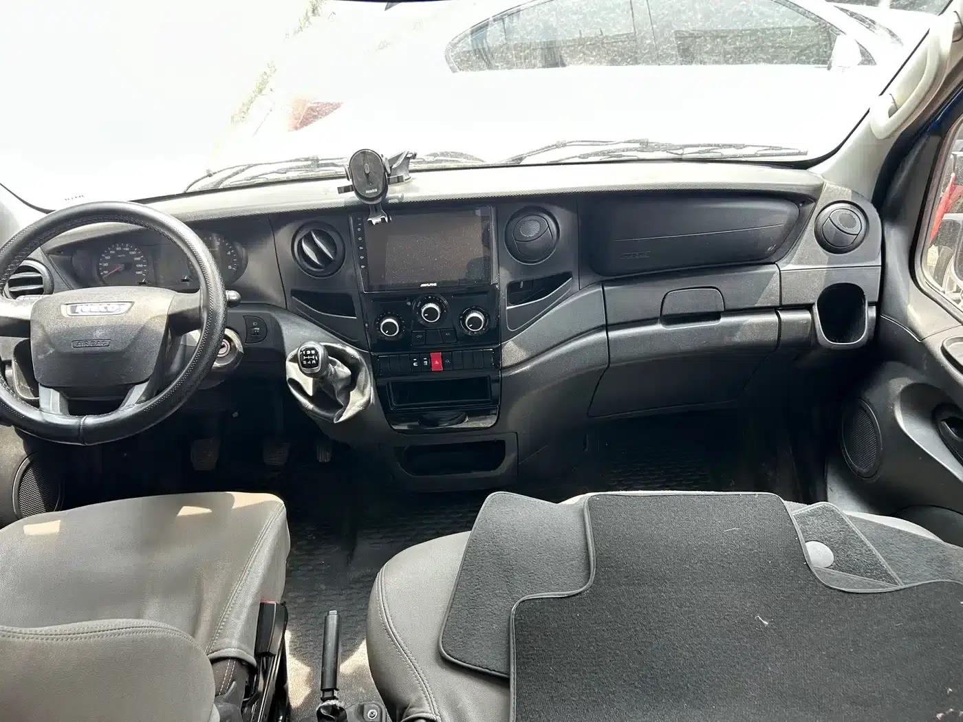 Iveco Daily 2020 2.3T Manual Super Short Wheelbase Low Roof High Power F1A — миниатюра 6