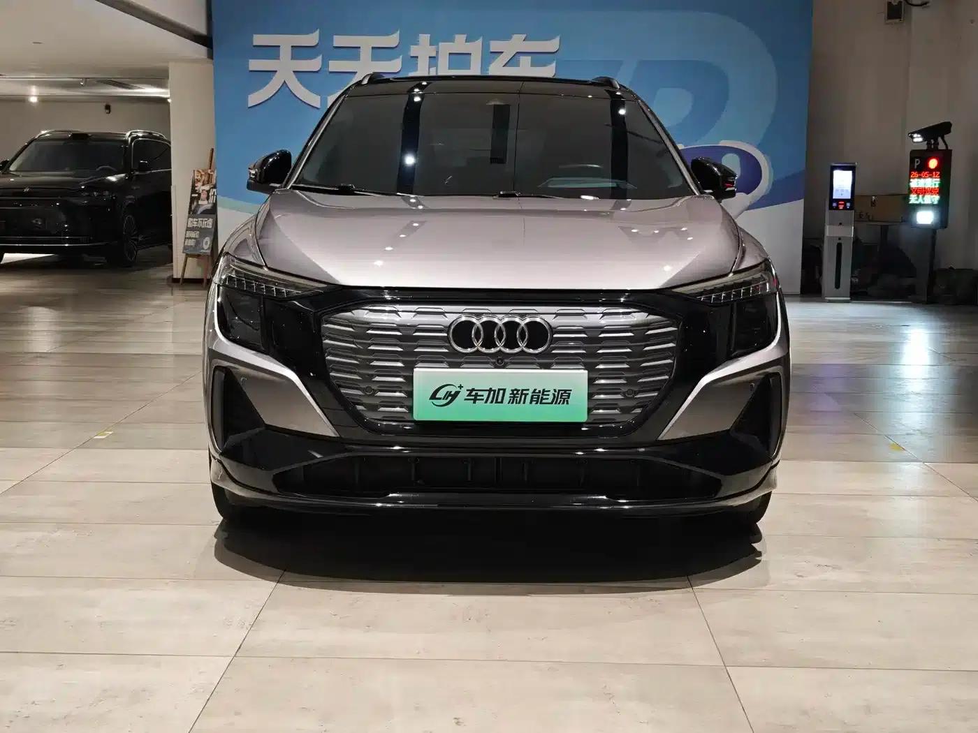 Audi Q5 e-tron 2022 Model 40 e-tron Star Edition Mech Suit — миниатюра 2