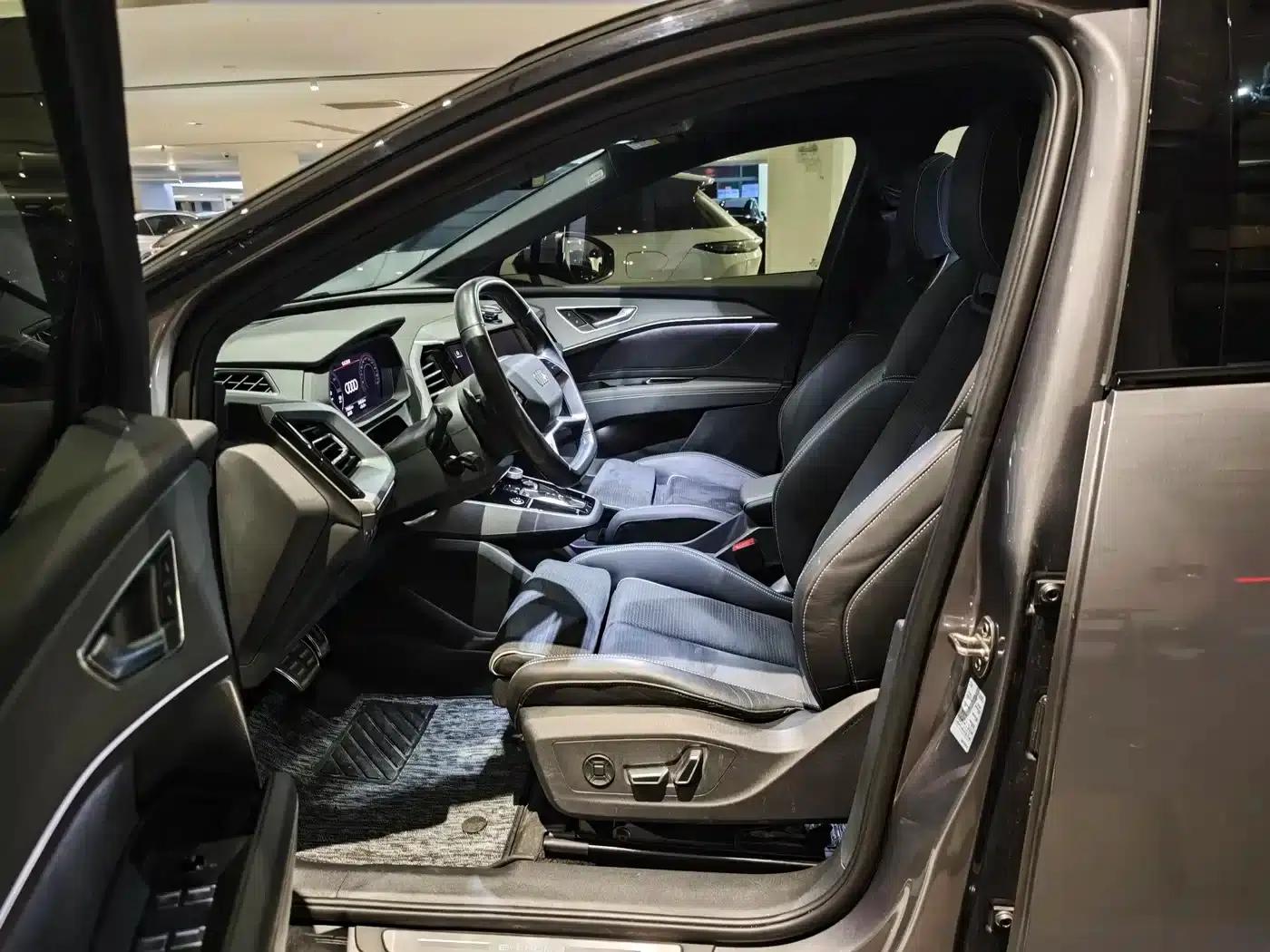 Audi Q5 e-tron 2022 Model 40 e-tron Star Edition Mech Suit — миниатюра 4