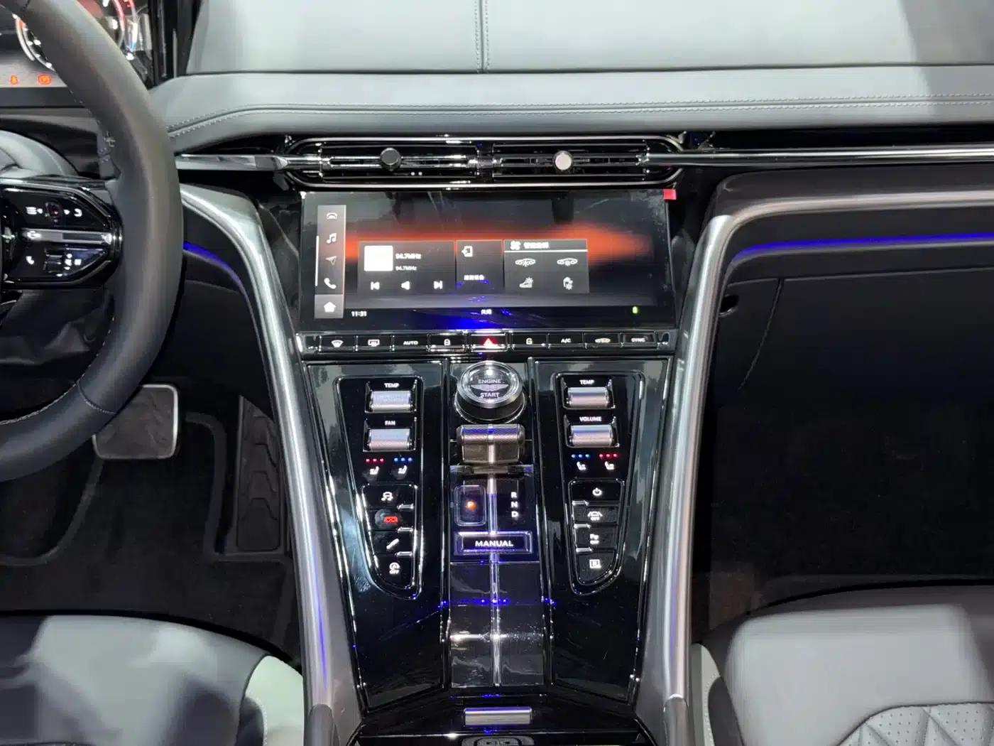 Aston Martin DB12 2025 4.0T V8 Coupe — миниатюра 15