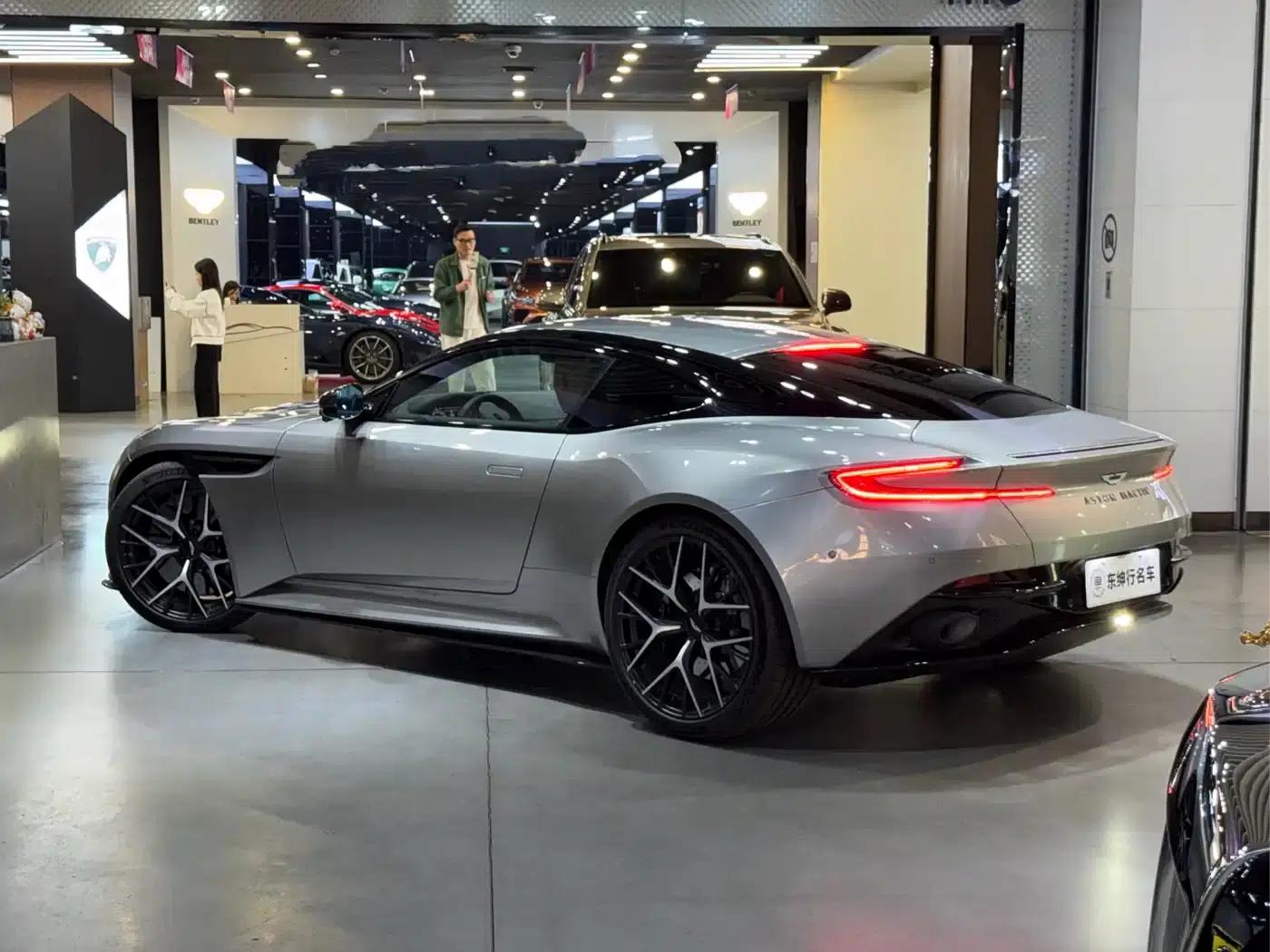 Aston Martin DB12 2025 4.0T V8 Coupe — миниатюра 4