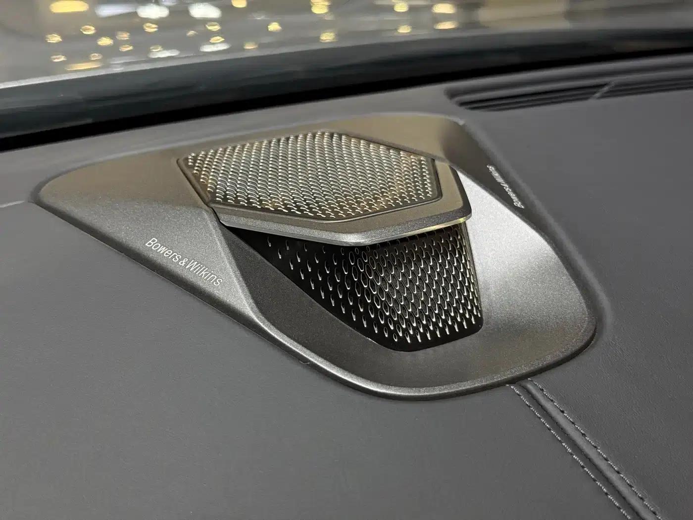 Aston Martin DB12 2025 4.0T V8 Coupe — миниатюра 9