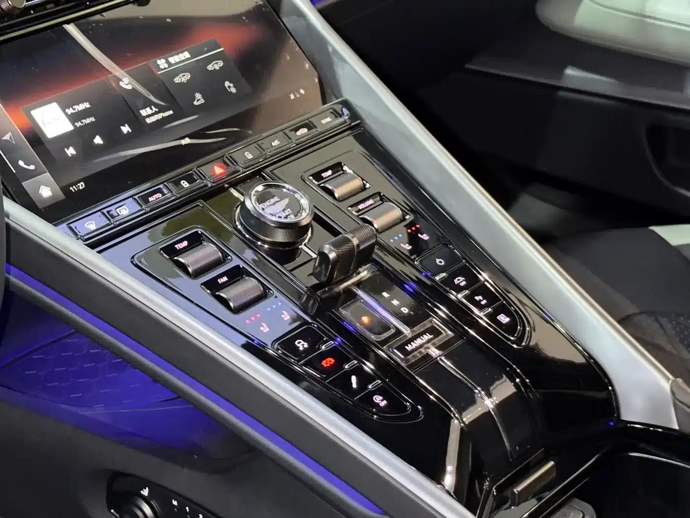 Aston Martin DB12 2025 4.0T V8 Coupe — миниатюра 10