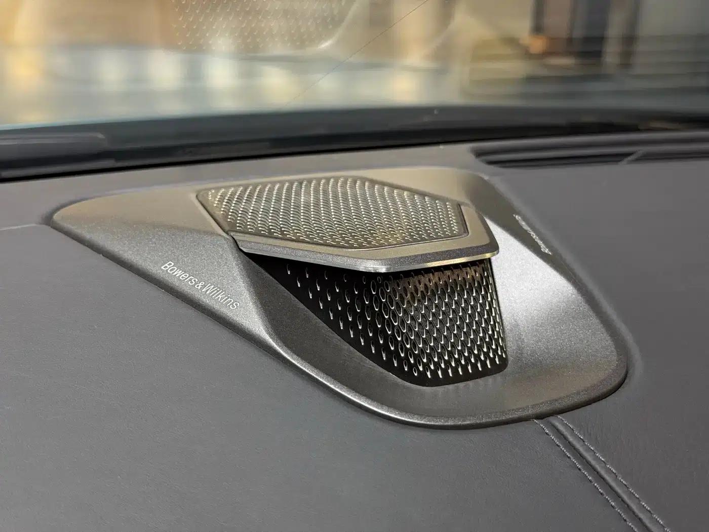 Aston Martin DB12 2025 4.0T V8 Coupe — миниатюра 9