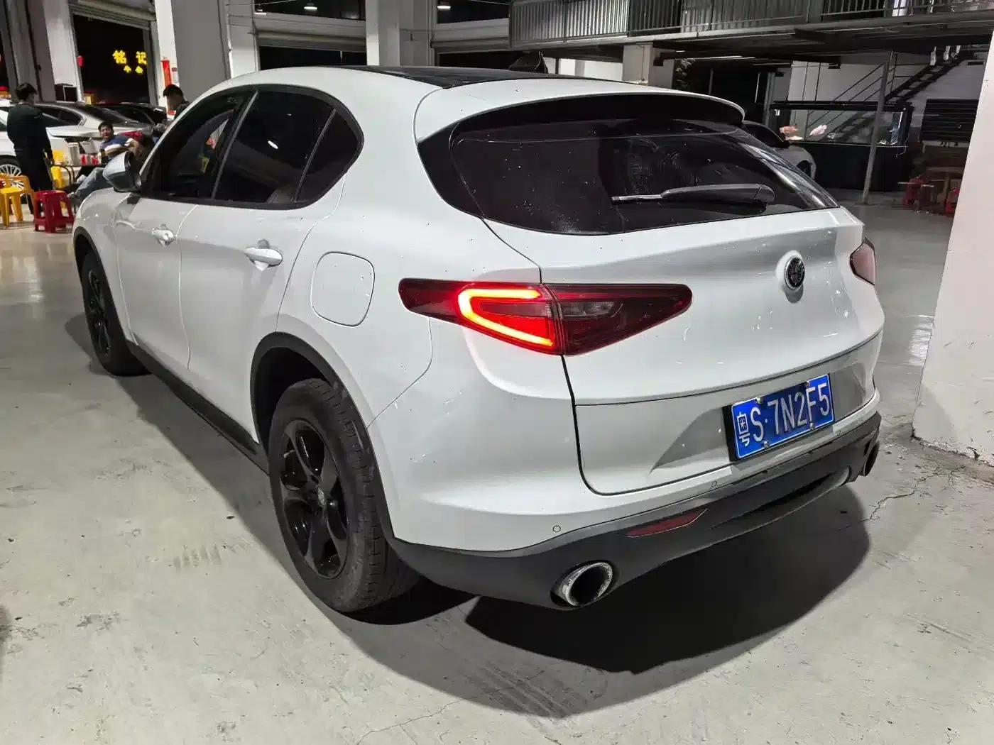 2017 Stelvio 2.0T 200HP Elite Edition — миниатюра 3