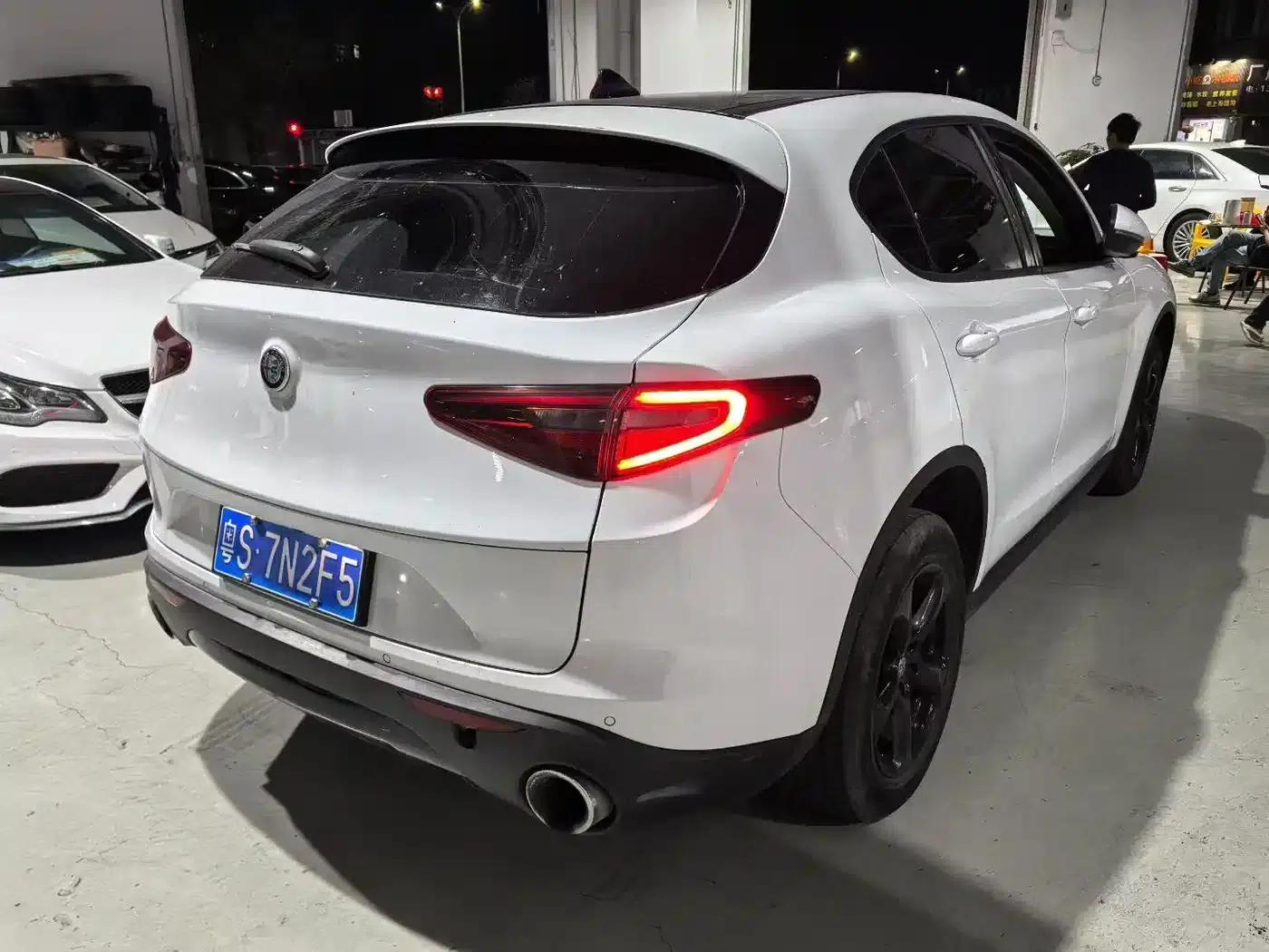 2017 Stelvio 2.0T 200HP Elite Edition — миниатюра 4