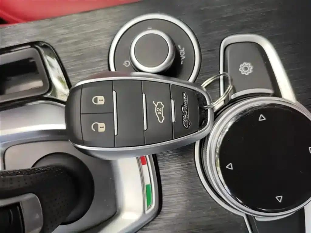 2020 Stelvio 2.0T 280HP Luxury Edition — миниатюра 9